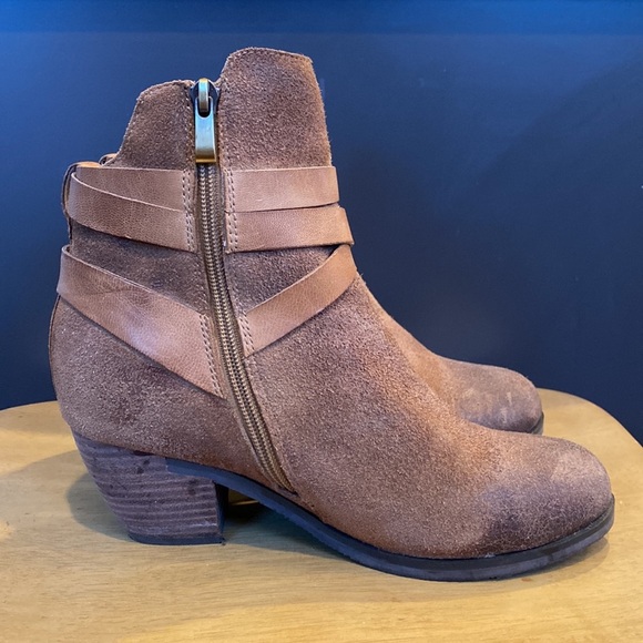 Brown suede Antelope booties w/ straps & buckles - Picture 2 of 6